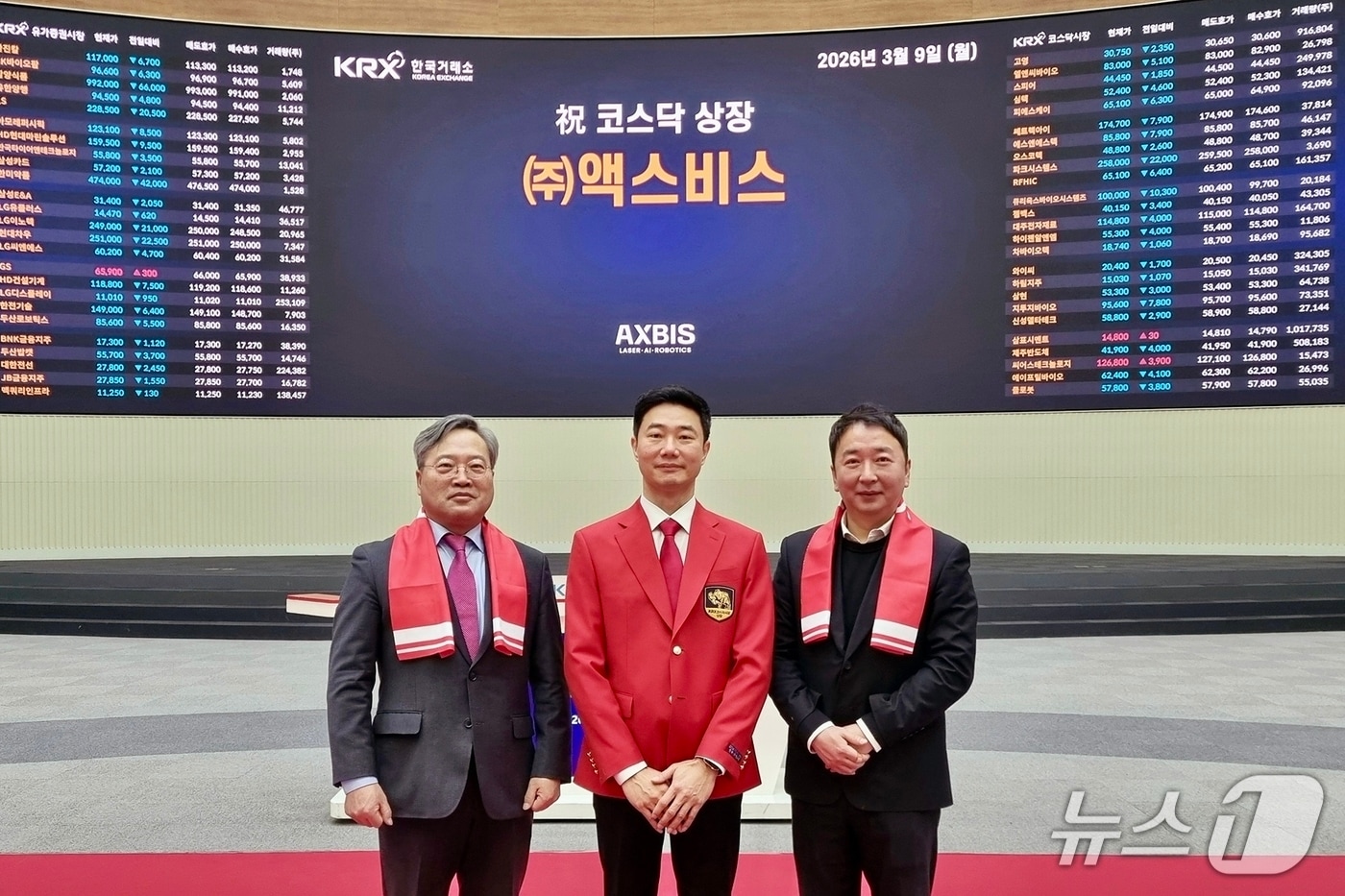 이선제 연구개발특구진흥재단 기획조정본부장(왼쪽)과 김명진 액스비스 대표(가운데), 손수창 연구개발특구진흥재단 사업총괄본부장이 9일 서울 영등포구 한국거래소에서 열린 코스닥시장 상장기념식에서 기념사진을 촬영하고 있다.(특구재단 제공) /뉴스1