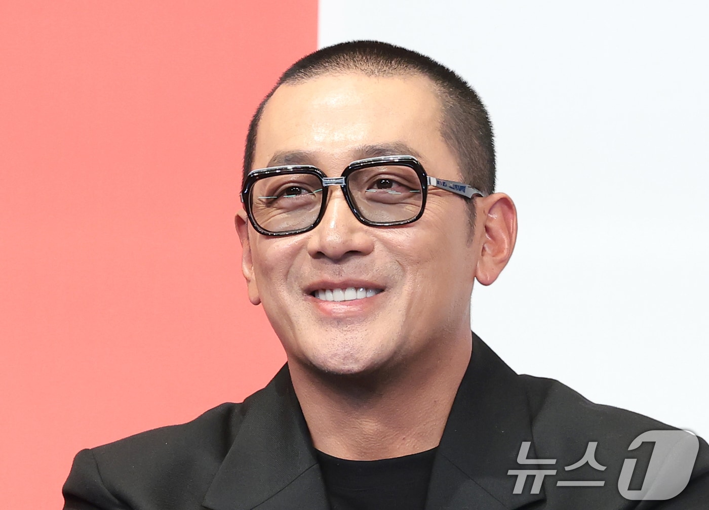 배우 하정우가 9일 서울 구로구 더 링크호텔 서울에서 열린 tvN 새 토일드라마 ‘대한민국에서 건물주 되는 법’ 제작발표회에서 연인 최정원에 관한 질문을 받고 있다. ‘대한민국에서 건물주 되는 법’(극본 오한기/연출 임필성/이하 ‘건물주’)은 빚에 허덕이는 생계형 건물주가 목숨보다 소중한 가족과 건물을 지키기 위해 가짜 납치극에 가담하며 벌어지는 서스펜스를 그린 작품이다. 2026.3.9 ⓒ 뉴스1 권현진 기자