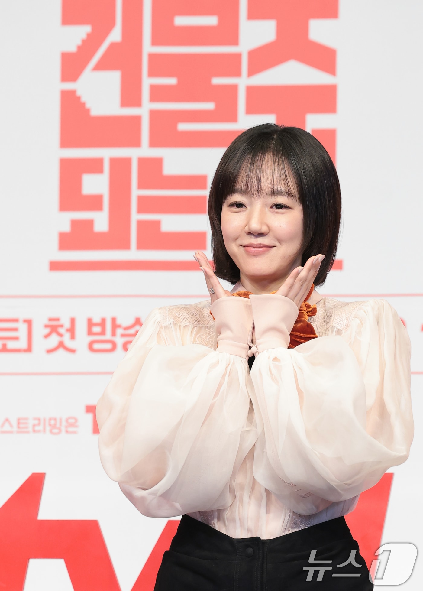 배우 임수정이 9일 서울 구로구 더 링크호텔 서울에서 열린 tvN 새 토일드라마 ‘대한민국에서 건물주 되는 법’ 제작발표회에서 포즈를 취하고 있다. ‘대한민국에서 건물주 되는 법’(극본 오한기/연출 임필성/이하 ‘건물주’)은 빚에 허덕이는 생계형 건물주가 목숨보다 소중한 가족과 건물을 지키기 위해 가짜 납치극에 가담하며 벌어지는 서스펜스를 그린 작품이다. 2026.3.9 ⓒ 뉴스1 권현진 기자