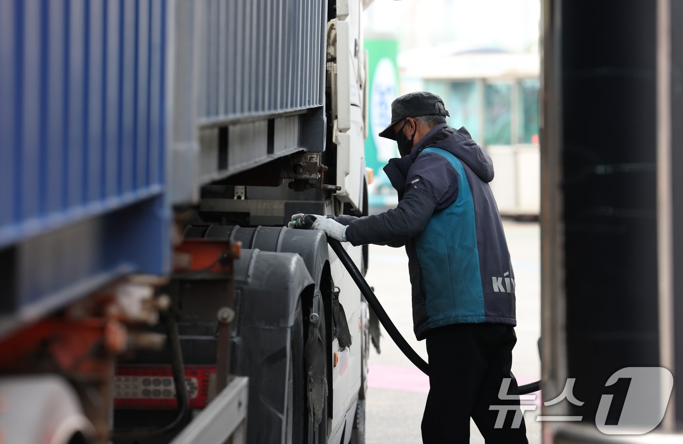 호르무즈 해협 봉쇄 여파로 국제유가가 배럴당 100달러 넘어선 9일 경기 의왕시 의왕ICD 터미널 내 주유소에서 직원이 화물차에 주유를 하고 있다. 2026.3.9 ⓒ 뉴스1 김영운 기자