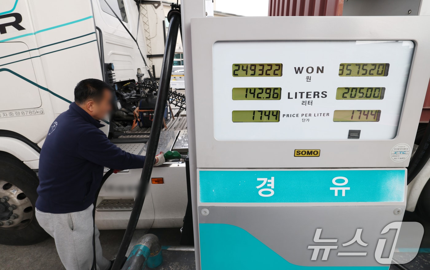 호르무즈 해협 봉쇄 여파로 국제유가가 배럴당 100달러 넘어선 9일 경기 의왕시 의왕ICD 터미널 내 주유소에서 화물차 기사가 주유를 하고 있다. 2026.3.9 ⓒ 뉴스1 김영운 기자