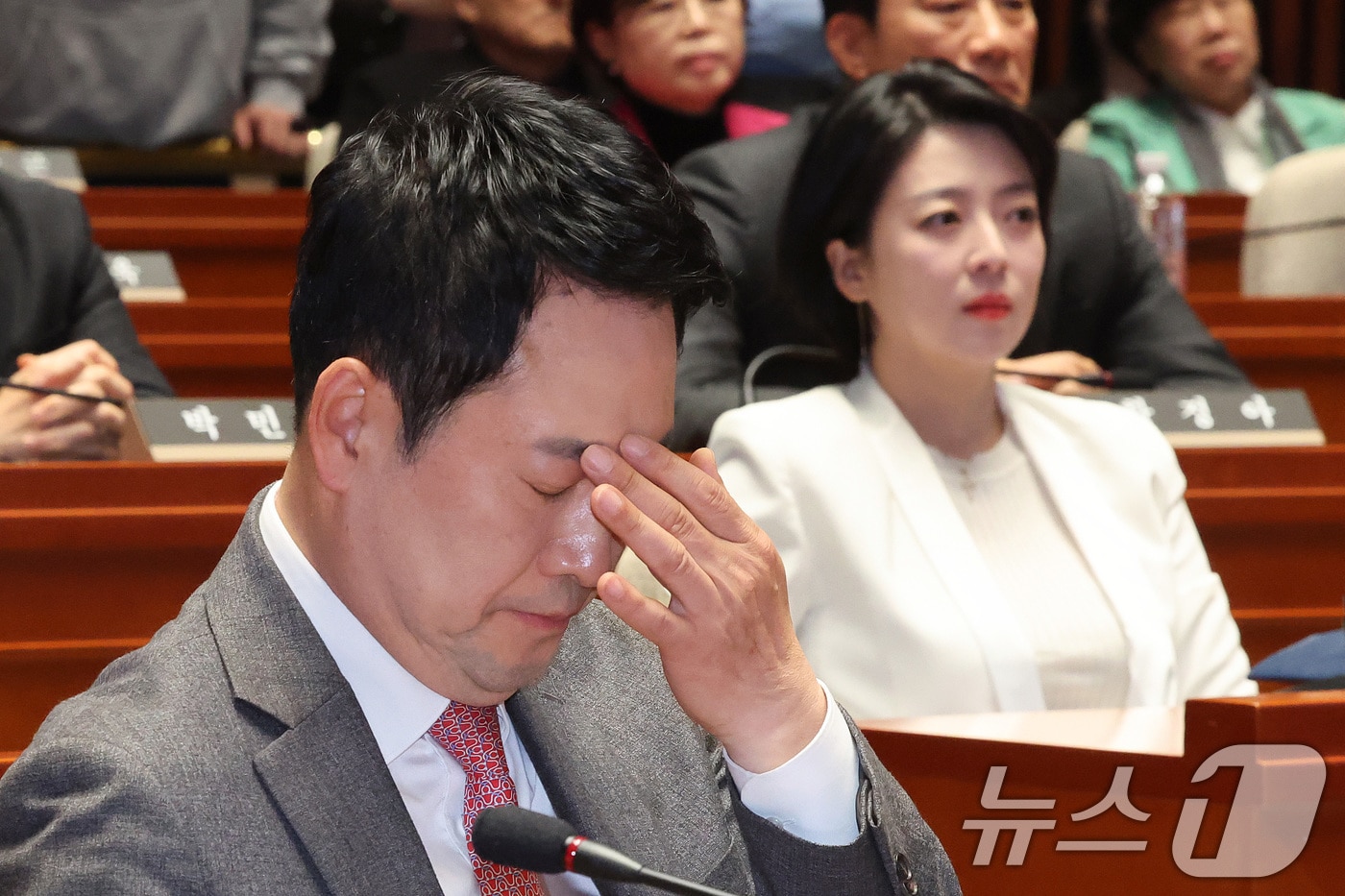 장동혁 국민의힘 대표가 9일 서울 여의도 국회에서 열린 긴급 의원총회에서 생각에 잠겨 있다. 오른쪽은 배현진 의원. 2026.3.9 ⓒ 뉴스1 신웅수 기자