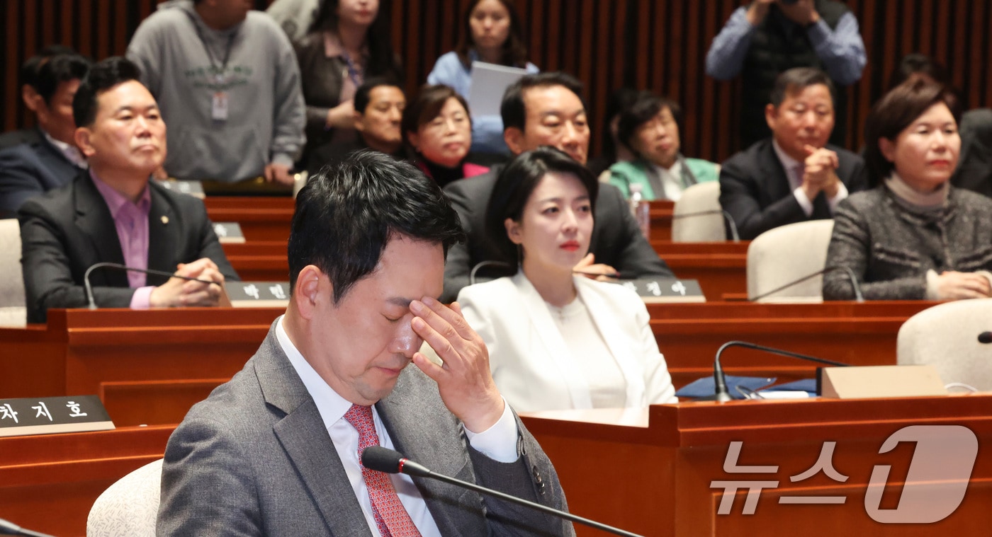 장동혁 국민의힘 대표가 9일 서울 여의도 국회에서 열린 긴급 의원총회에서 생각에 잠겨 있다. 2026.3.9 ⓒ 뉴스1 신웅수 기자