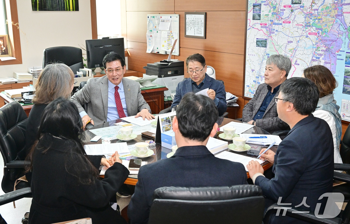 홍유준 울산시의원이 9일 시의회에서 사회복지협의회 및 노인복지협회 관계자들과 간담회를 열었다.(울산시의회 제공. 재판매 및 DB금지)/뉴스1