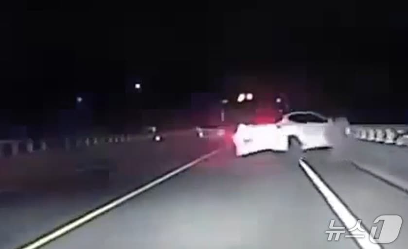 경찰을 피해 달아나던 차량이 다리 난간을 들이받는 장면(경찰 제공 영상 화면 캡쳐. 재판매 및 DB금지). 2026.3.9
