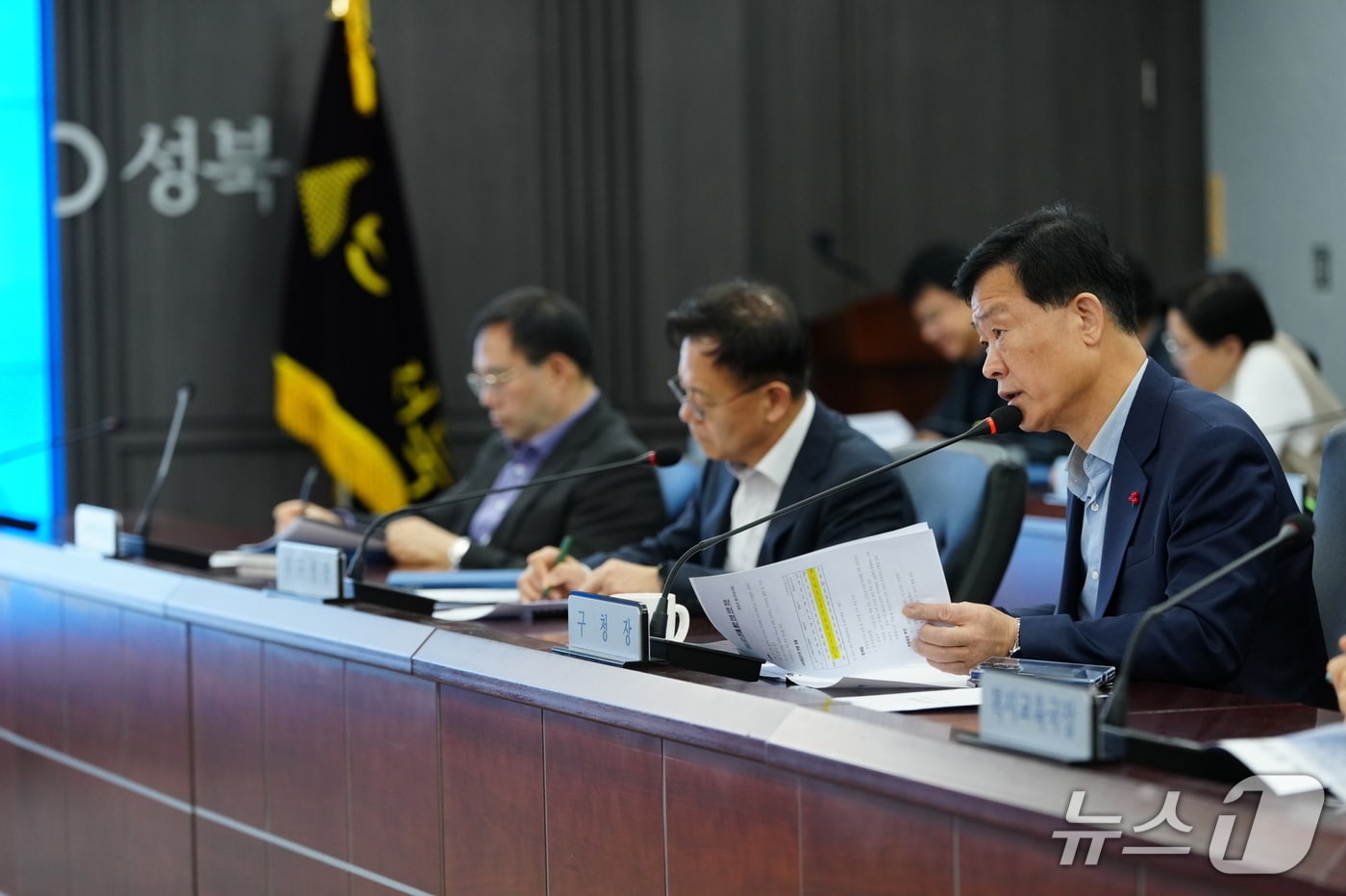 이승로 성북구청장(오른쪽)이 국제 유가 상승 대응 민생 안정 대책 회의에서 발언하고 있다.(성북구 제공)