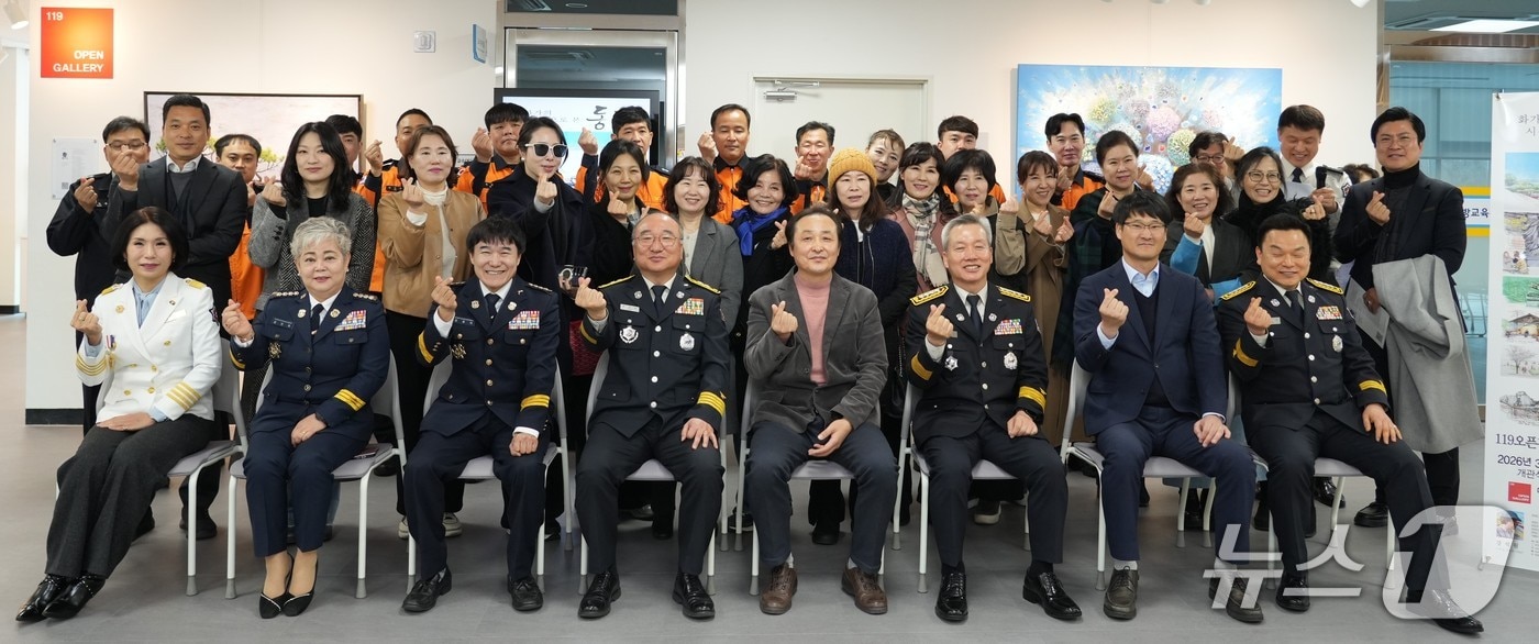 대구소방안전본부는 9일 대구소방교육훈련센터 본관에 미술작품 전시관 '119 오픈갤러리(OPEN GALLERY)'를 개관했다고 밝혔다. 사진은 개관식 기념촬영 모습. (대구소방본부 제공. 재판매 및 DB 금지)/뉴스1
