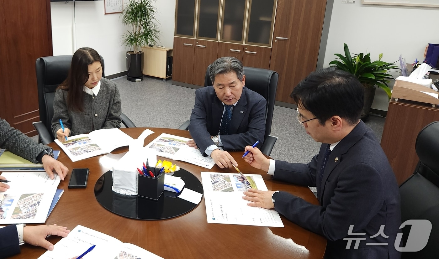 서흥원 강원 양구군수는 9일 정부서울청사에서 김민재 행안부 차관 만나 접경권 개발 국비 신규사업에 대해 설명했다.(양구군 제공. 재판매 및 DB금지)/뉴스1