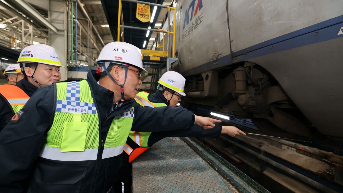 김태승 코레일 사장이 9일 고양 수도권철도차량정비단에서 KTX 점검 현장을 둘러보고 있다.(한국철도공사 제공)뉴스1ⓒ news1