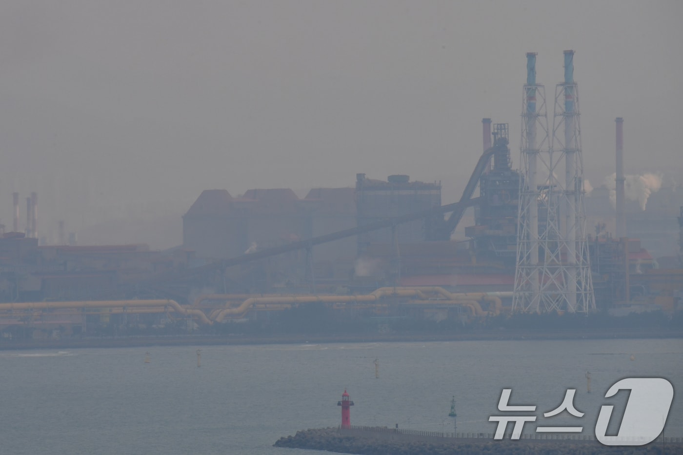 9일 오후 북서풍을 타고 한반도를 덮친 초미세먼지로 포스코 포항제철소 밀폐형 원료처리시설(사일로) 주변이 잿빛으로 변했다. 2026.3.9 ⓒ 뉴스1 최창호 기자