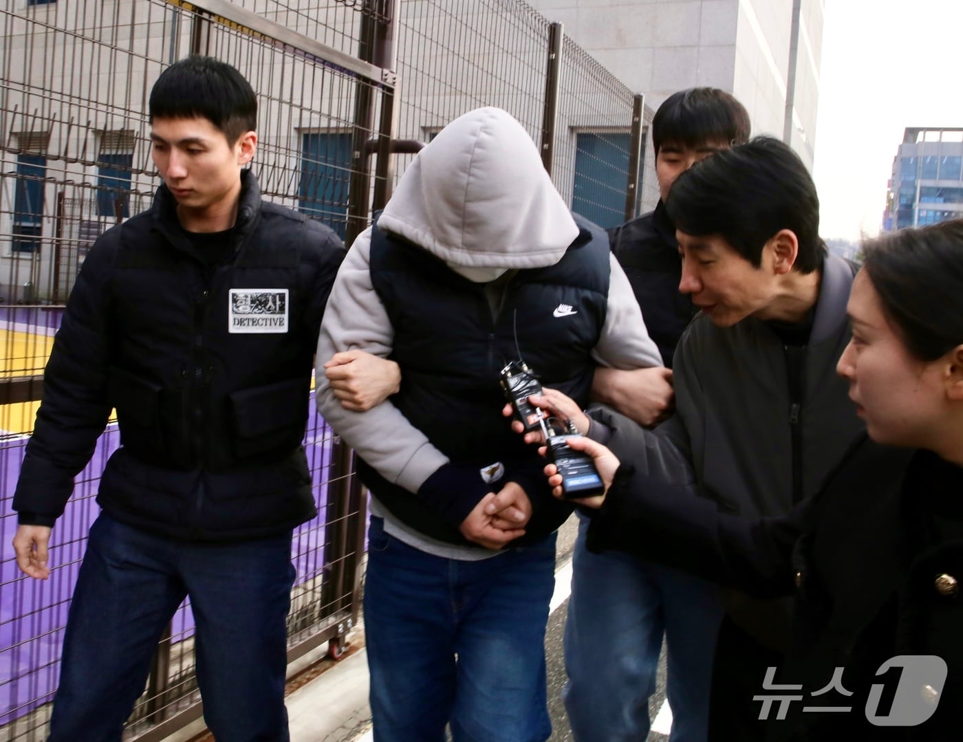 충북 옥천군에서 금전문제로 지인을 살해한 뒤 시신을 야산에 유기한 40대 남성 A 씨가 9일 청주지법에서 구속 전 피의자 심문(영장실질심사)을 받기 위해 출석하고 있다. 2026.03.09./뉴스1 장예린 기자