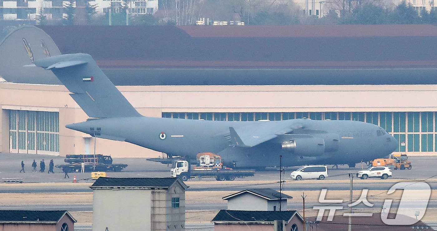 지난달 9일 오후 대구공항에서 관계자들이 아랍에미리트(UAE) C-17 수송기에 천궁-Ⅱ 유도탄으로 추정되는 물자를 싣고 있다. 2026.3.9 ⓒ 뉴스1 공정식 기자