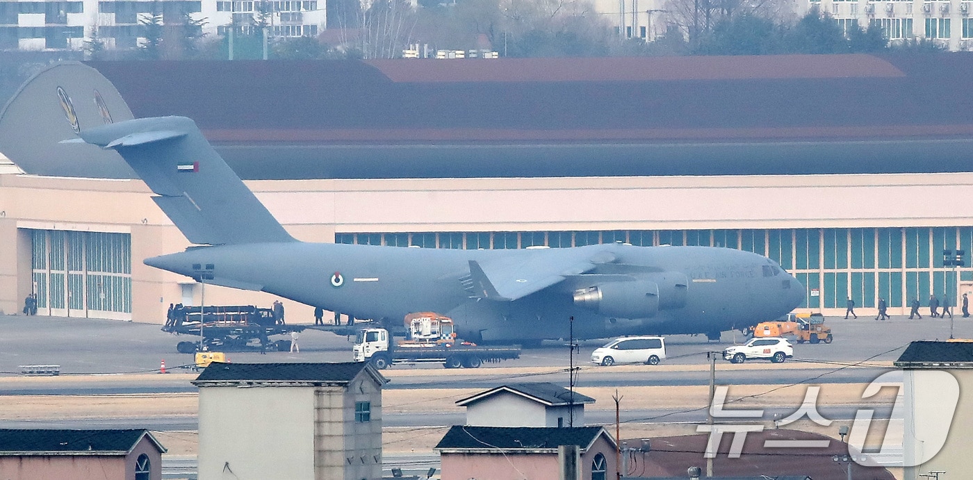9일 오후 대구공항에서 관계자들이 아랍에미리트(UAE) C-17 수송기에 천궁-Ⅱ 유도탄으로 추정되는 물자를 싣고 있다. 2026.3.9 ⓒ 뉴스1 공정식 기자