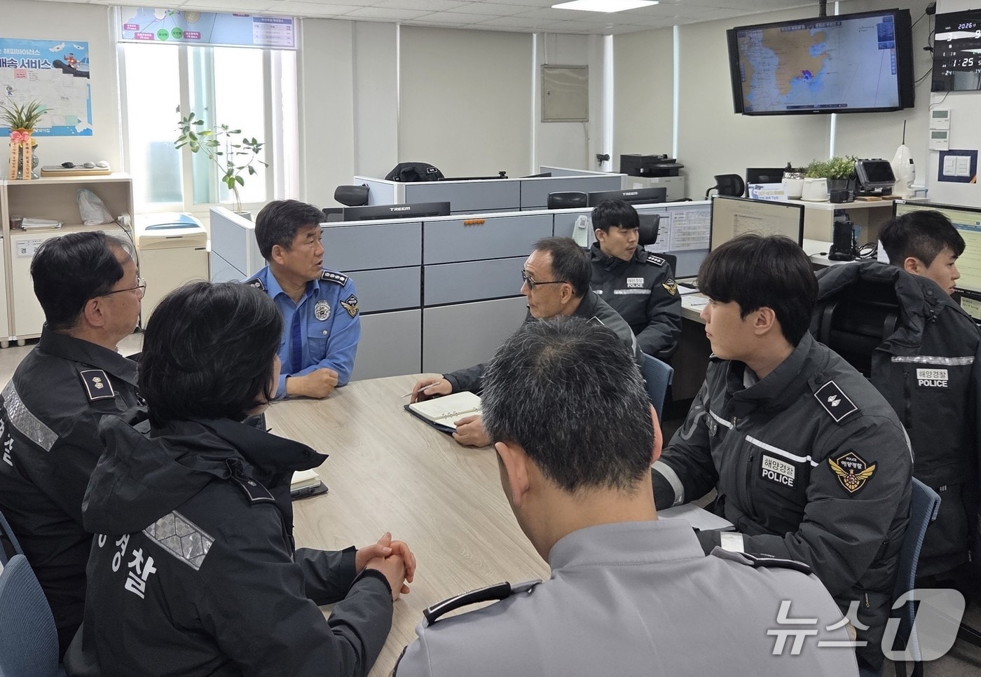 울산해양경찰서는 9일 방어진파출소에서 짙은 안개 기간 해양사고 대비·대응 강화를 위한 취약요소 현장 점검을 실시했다.(울산해경 제공. 재판매 및 DB금지)/뉴스1