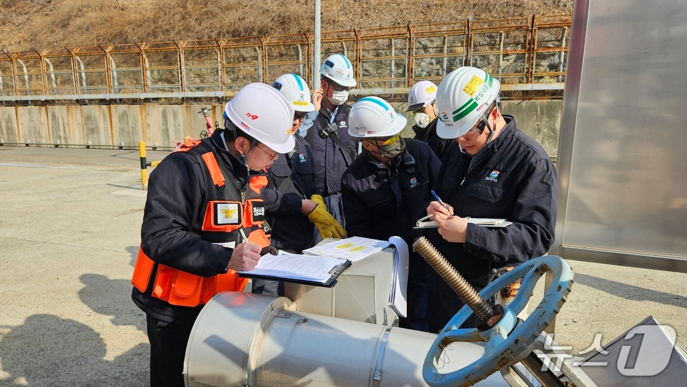 전남소방본부가 봄철 화재예방을 위해 안전조사하고 있다. (전남소방본부 제공. 재판매 및 DB 금지)