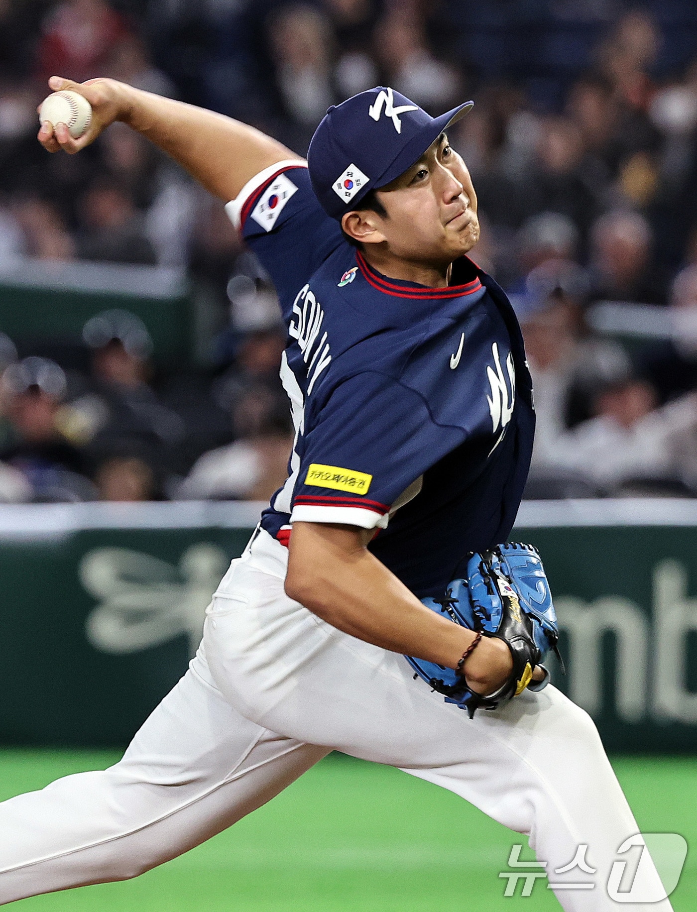 호주전에서 투구하는 손주영