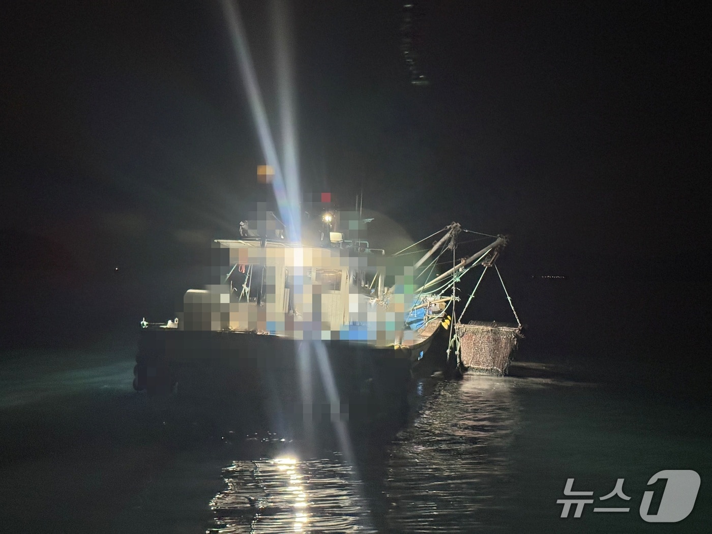 지난 5일 경남 고성군 하이면 율포말 앞 해상에 위치한 양식장에서 사천해경이 불법으로 조업한 관리선을 단속하고 있다. (사천해경 제공. 재판매 및 DB 금지)