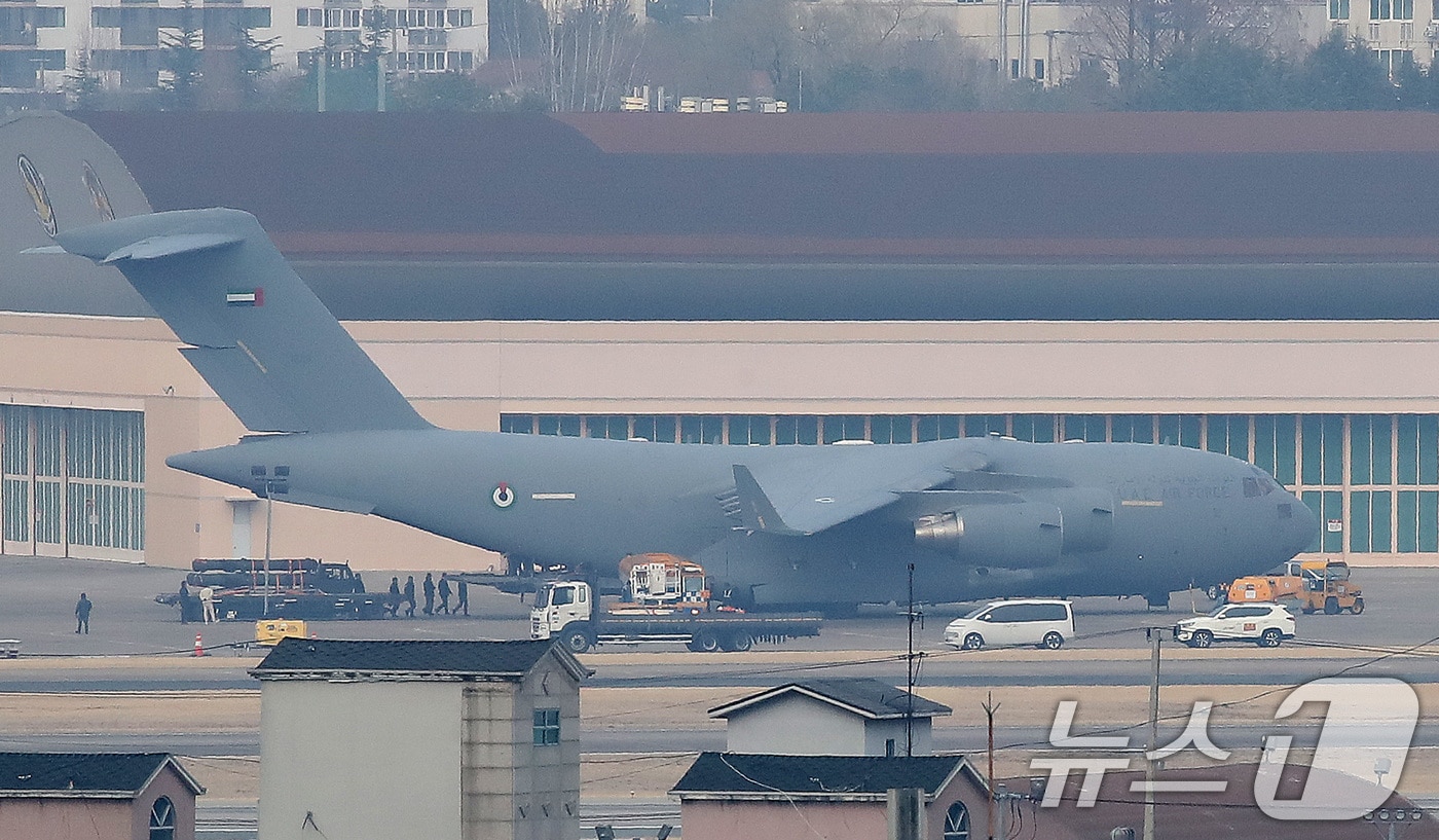 지난 3월9일 오후 대구 K2 공군기지에서 아랍에미리트(UAE) 공군 C-17 수송기에 천궁-Ⅱ 유도탄으로 추정되는 물자를 싣는 모습이 포착됐다.  2026.3.9 ⓒ 뉴스1 공정식 기자