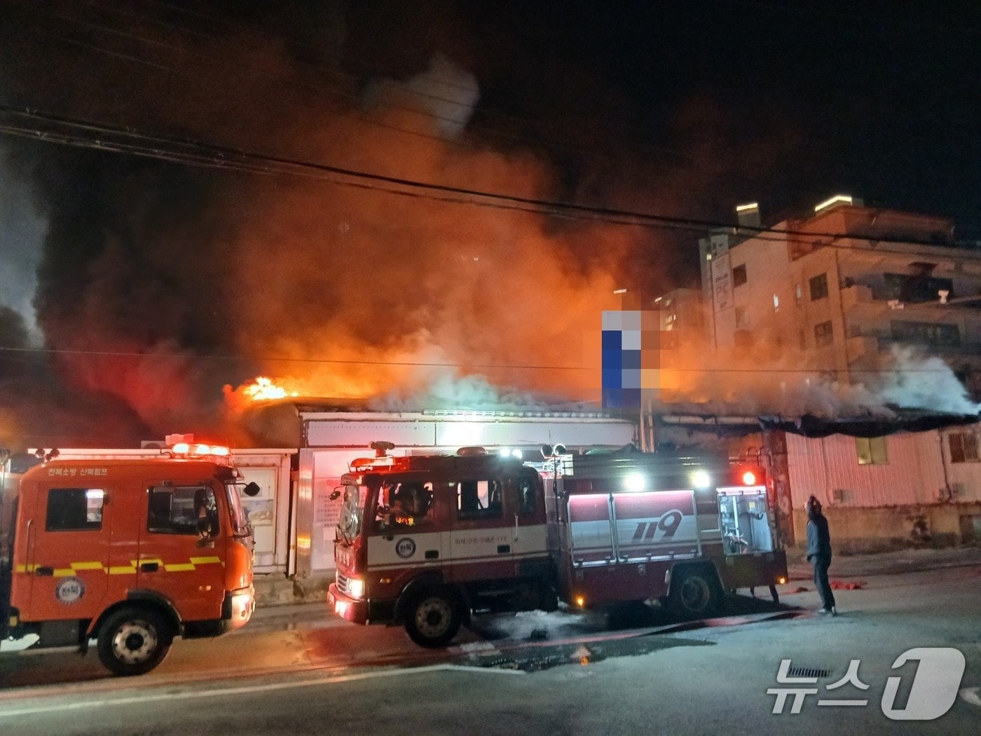 9일 오후 8시 19분께 전북 군산시 나운동의 한 싱크대공장에서 불이 났다.(전북소방 제공. 재판매 및 DB금지)2026.3.9/뉴스1