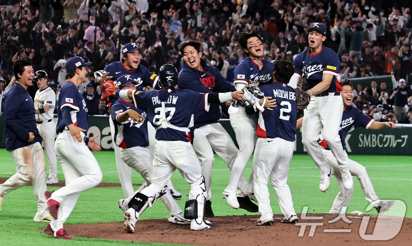 9일 일본 도쿄돔에서 열린 2026 월드베이스볼클래식(WBC) 조별리그 C조 대한민국과 호주의 경기, 7-2 승리로 8강 진출을 확정지은 대한민국 선수들이 환호하고 있다. 2026.3.9 ⓒ 뉴스1 구윤성 기자