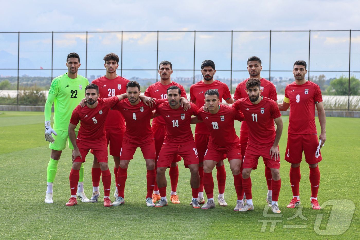 이란 국가대표 축구팀 선수들이 31일(현지시간) 튀르키예 남부 안탈리아에서 열린 코스타리카와의 친선 경기에 앞서 경기장에서 포즈를 취하고 있다. 잔니 인판티노 피파(FIFA) 회장은 이날 이란이 오는 6월 열릴 북중미 월드컵에 참가한다고 밝혔다. 2026.03.31. ⓒ AFP=뉴스1