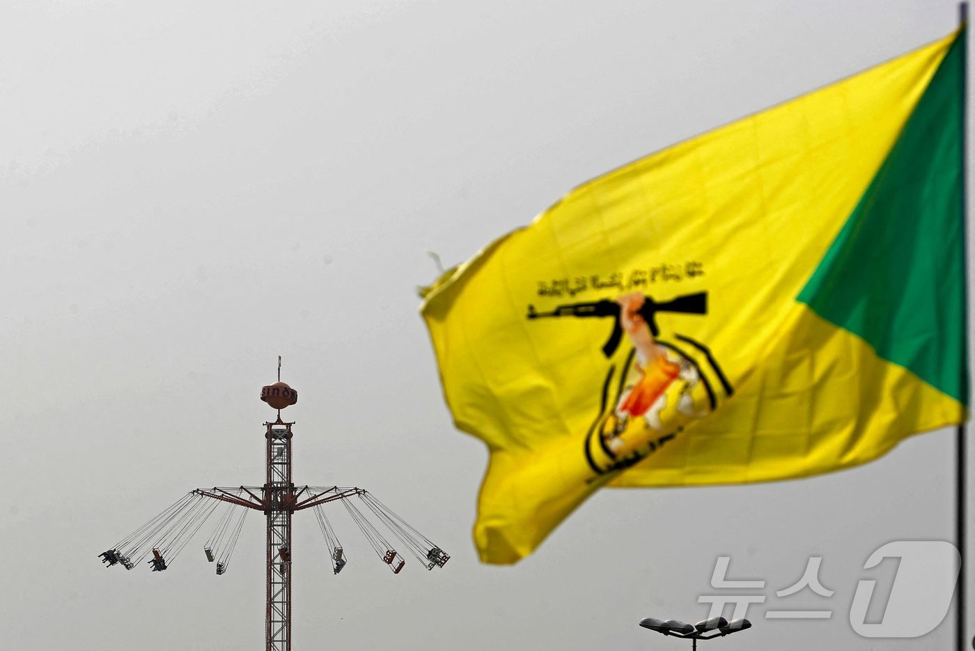 21일(현지시간) 이라크 바그다드에서 친(親)이란 시아파 무장단체 카타이브 헤즈볼라 깃발이 펄럭이고 있다. 2026.03.21. ⓒ AFP=뉴스1