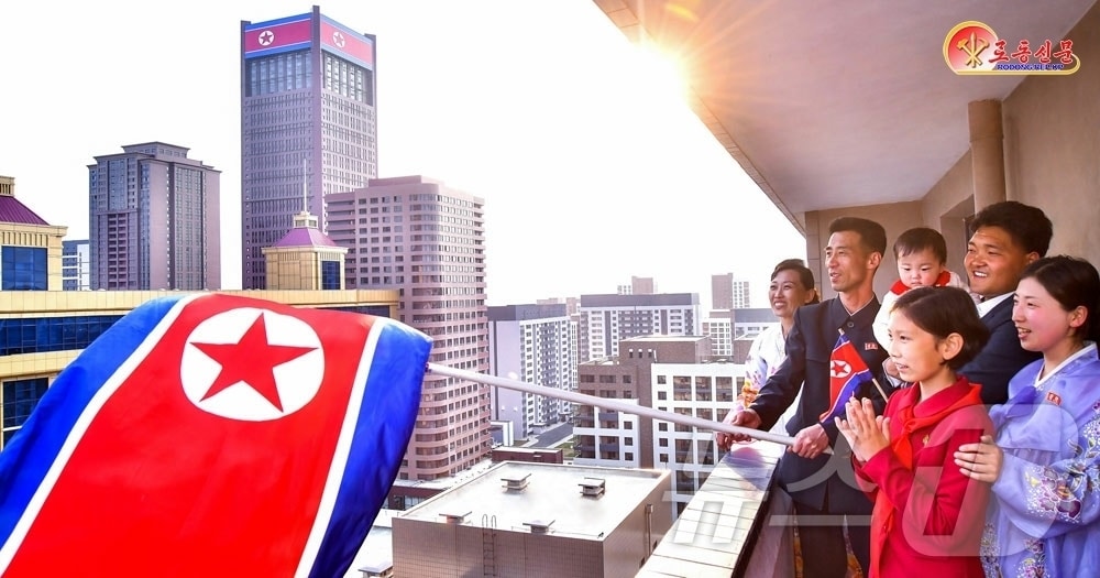 (평양 노동신문=뉴스1) = 북한 노동당 기관지 노동신문은 1일 "국기에 대한 우리 인민의 사랑은 더욱 열렬해지고 있다"라고 전했다. [국내에서만 사용가능. 재배포 금지. DB 금지. For Use Only in the Republic of Korea. Redistribution Prohibited] rodongphoto@news1.kr