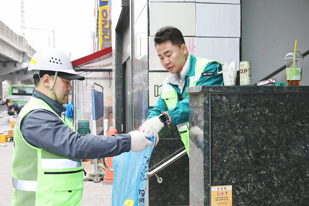 오언석 도봉구청장이 직원들과 함께 버려진 쓰레기를 수거하고 있다.(도봉구 제공)