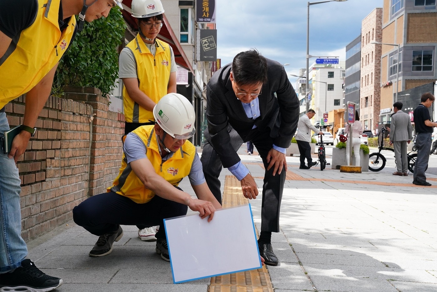 보도 점검 중인 정문헌 종로구청장(종로구 제공)