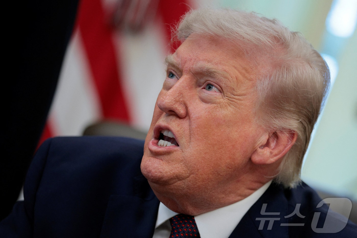 도널드 트럼프 미국 대통령이 31일(현지시간) 워싱턴DC 백악관 오벌오피스에서 우편 투표의 유권자 자격 확인을 강화하는 조치의 행정명령에 서명하며 발언하고 있다. ⓒ 로이터=뉴스1