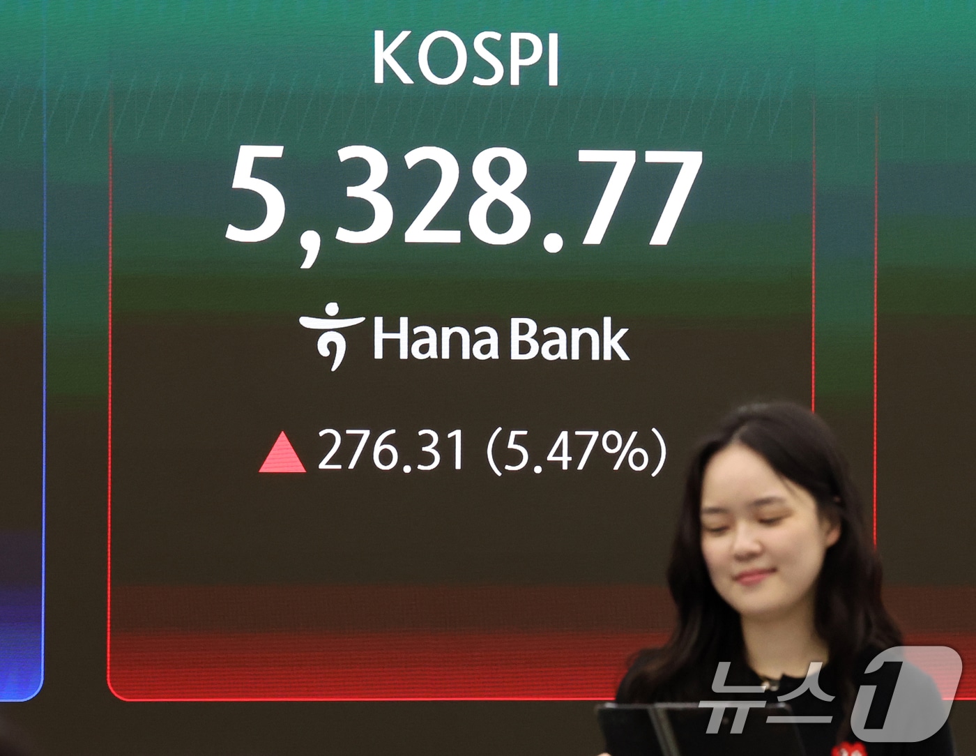 코스피 지수가 5% 넘게 오르며 장 초반 매수 사이드카가 발동된 1일 오전 서울 중구 하나은행 딜링룸 전광판에 코스피 시황이 표시되고 있다. 이날 코스피는 전 거래일 대비 277.58%(5.49%) 상승한 5330.04로 출발했다. ⓒ 뉴스1 황기선 기자