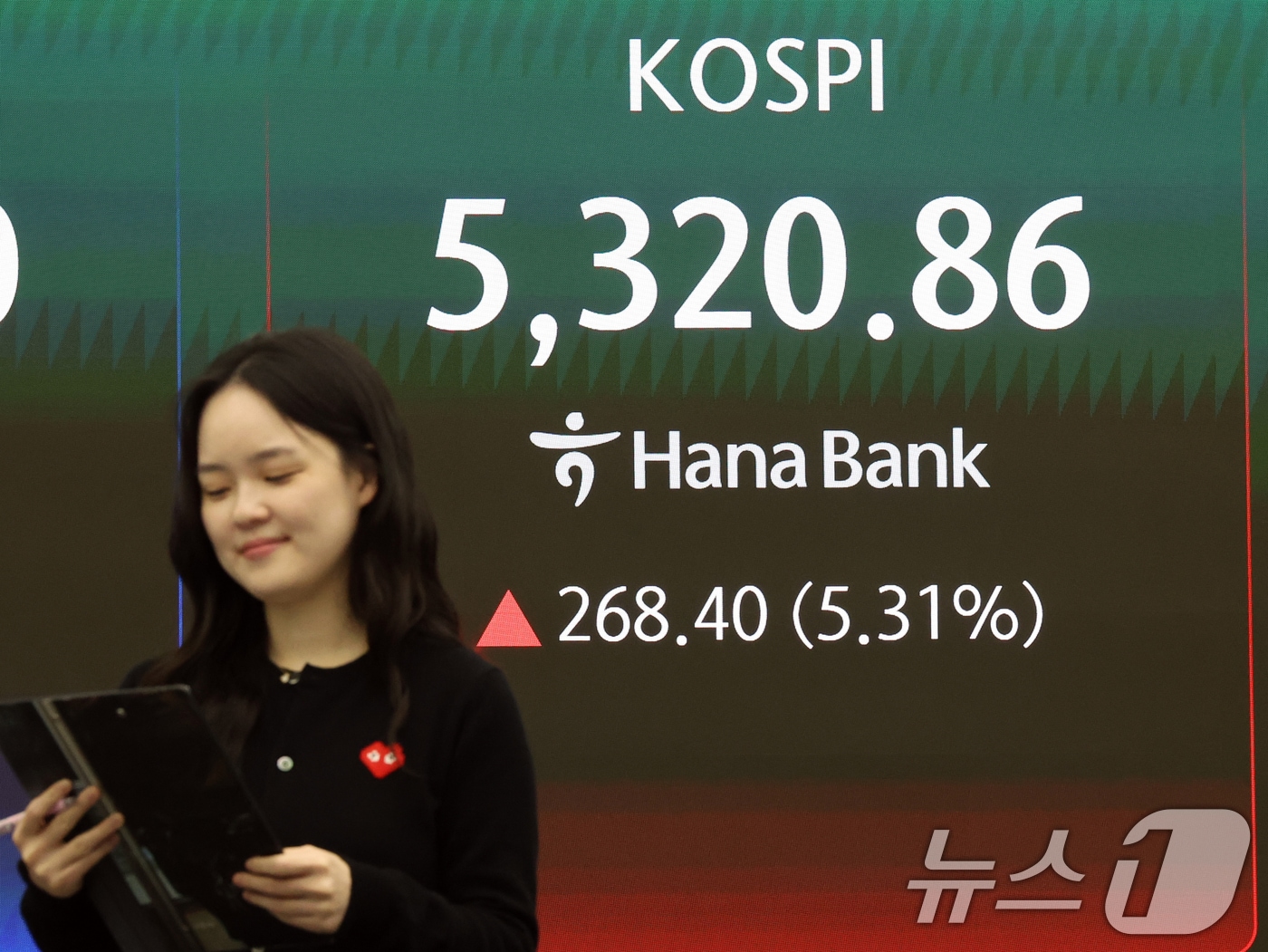 코스피 지수가 5% 넘게 오르며 장 초반 매수 사이드카가 발동된 1일 오전 서울 중구 하나은행 딜링룸 전광판에 코스피 시황이 표시되고 있다. 이날 코스피는 전 거래일 대비 277.58%(5.49%) 상승한 5330.04로 출발했다. 2026.4.1 ⓒ 뉴스1 황기선 기자