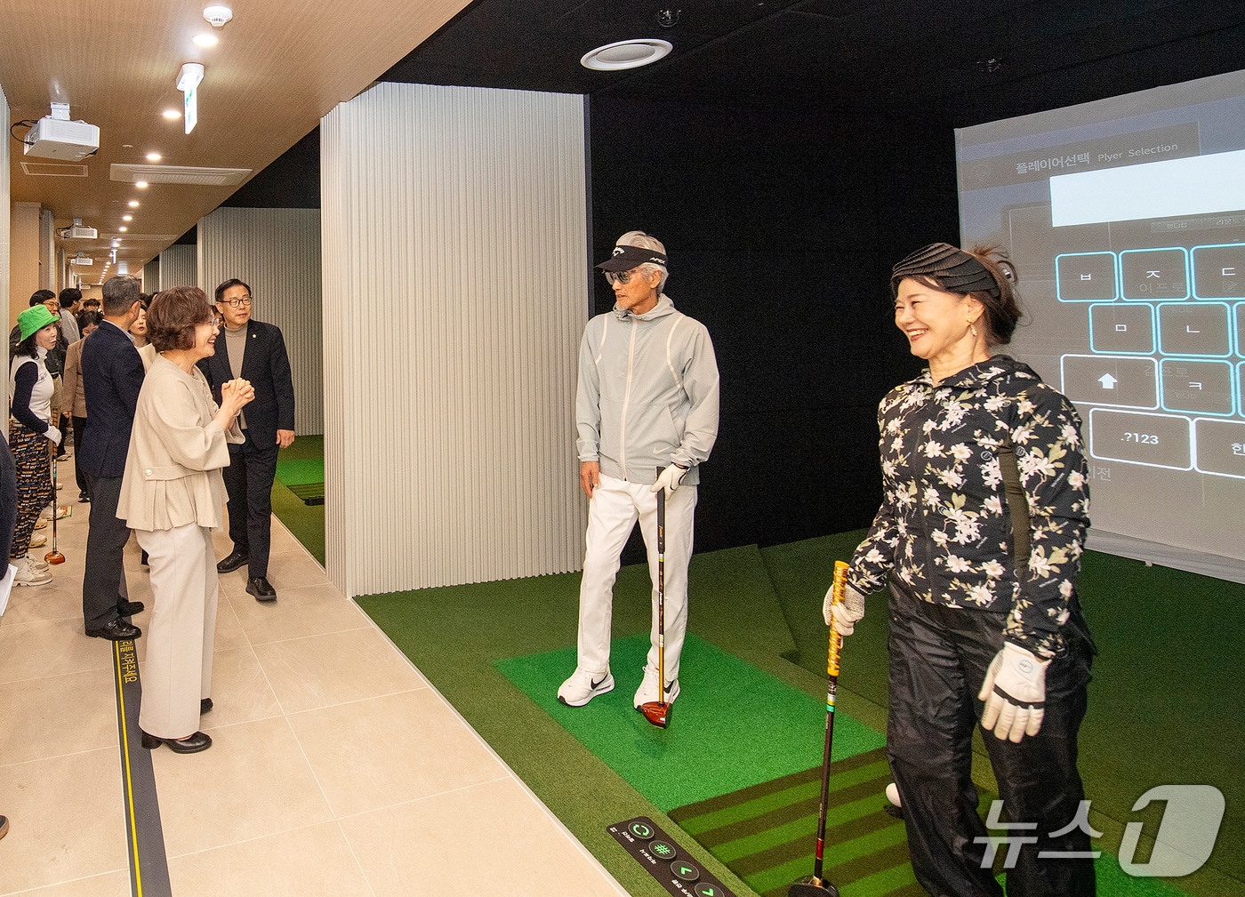 지난달 31일 준공식에서 박희영 용산구청장이 주민들과 이야기를 나누고 있다.(용산구 제공)