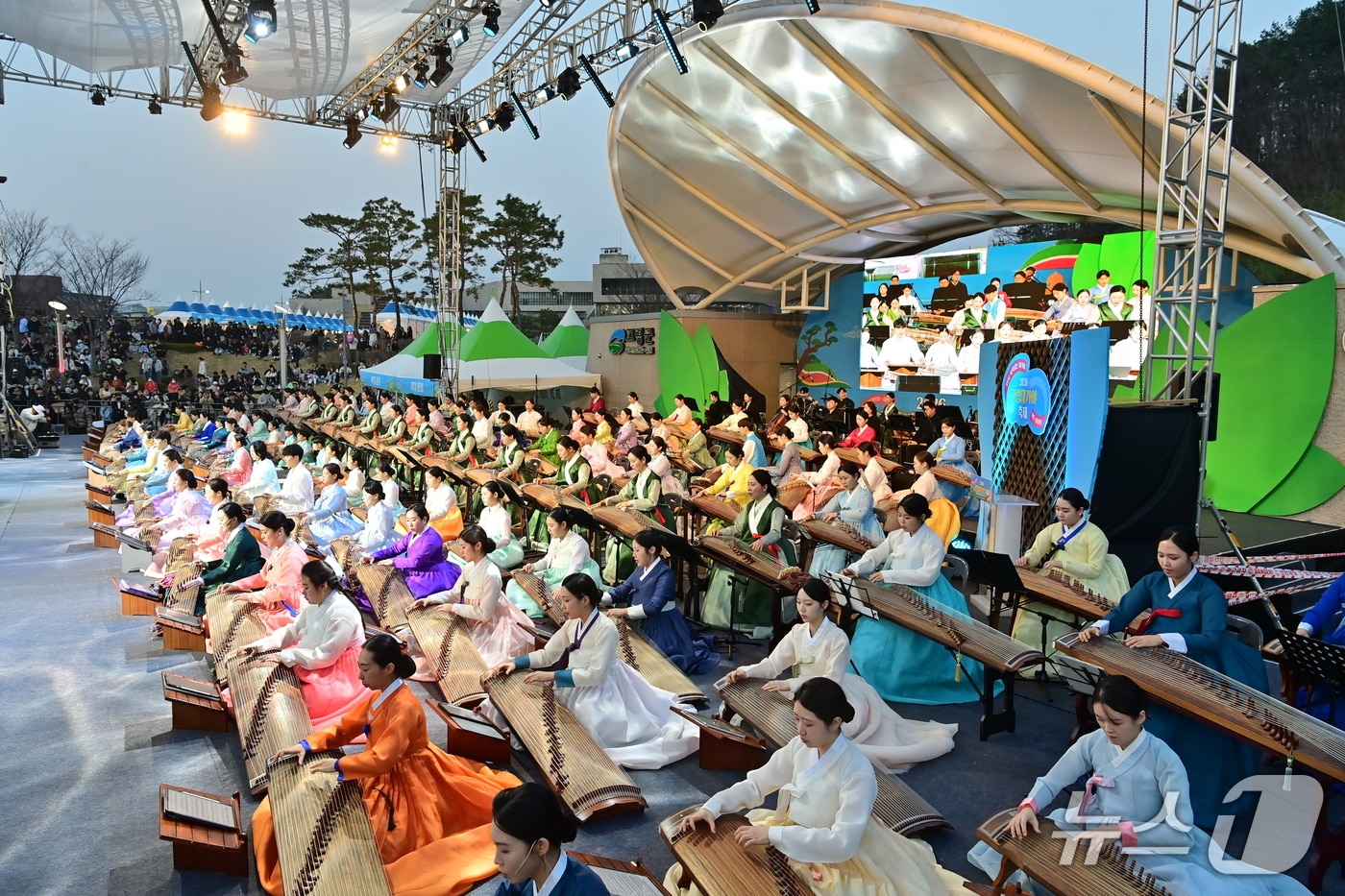 고령 대가야축제 100대 가야금 콘서트 장면(고령군 제공. 재판매 및 DB금지)/뉴스1