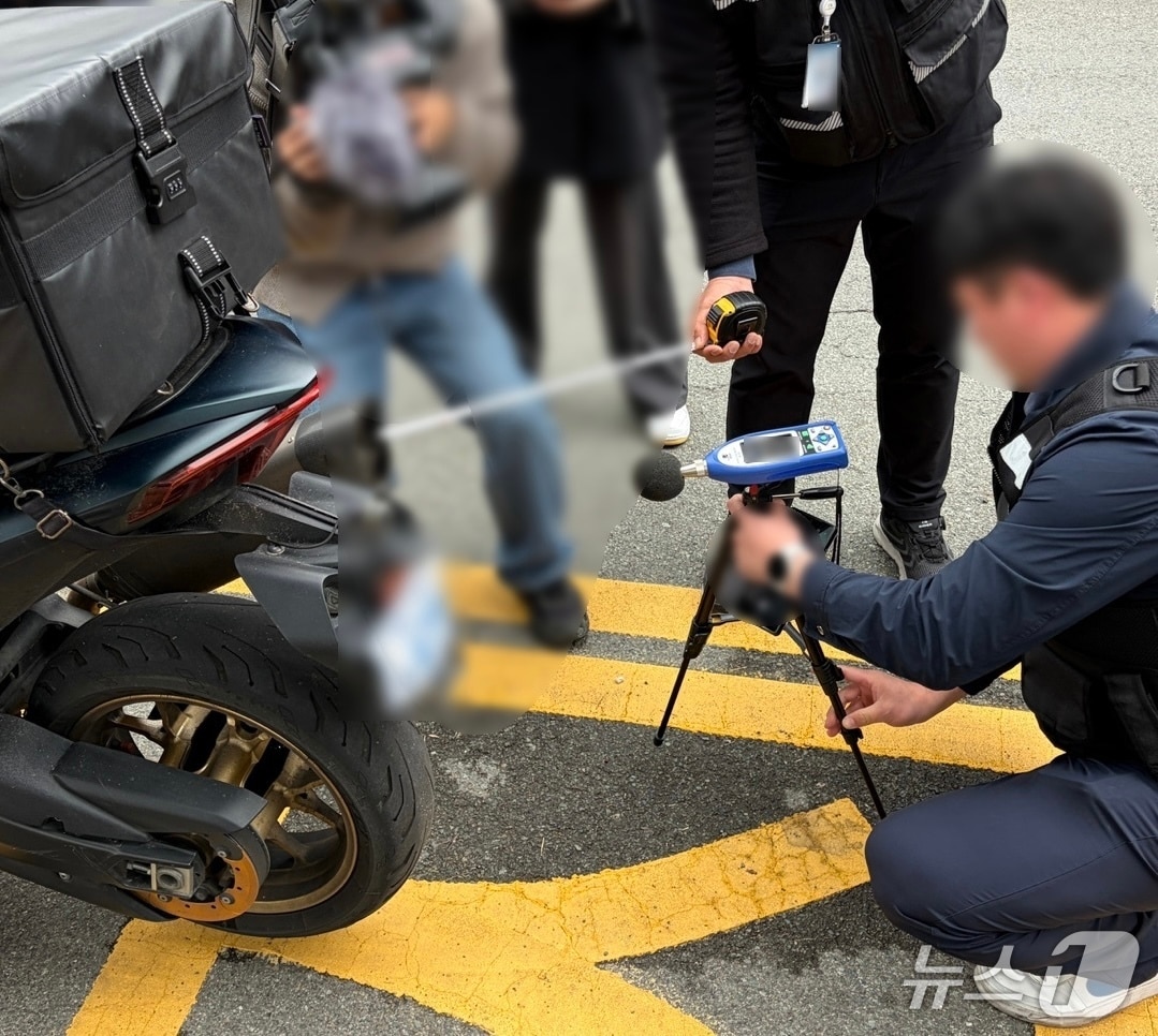 31일 부산 경찰이 부산 부산진구 서면교차로 인근에서 이륜차 광역단속을 실시하고 있다.(부산경찰청 제공. 재판매 및 DB 금지)