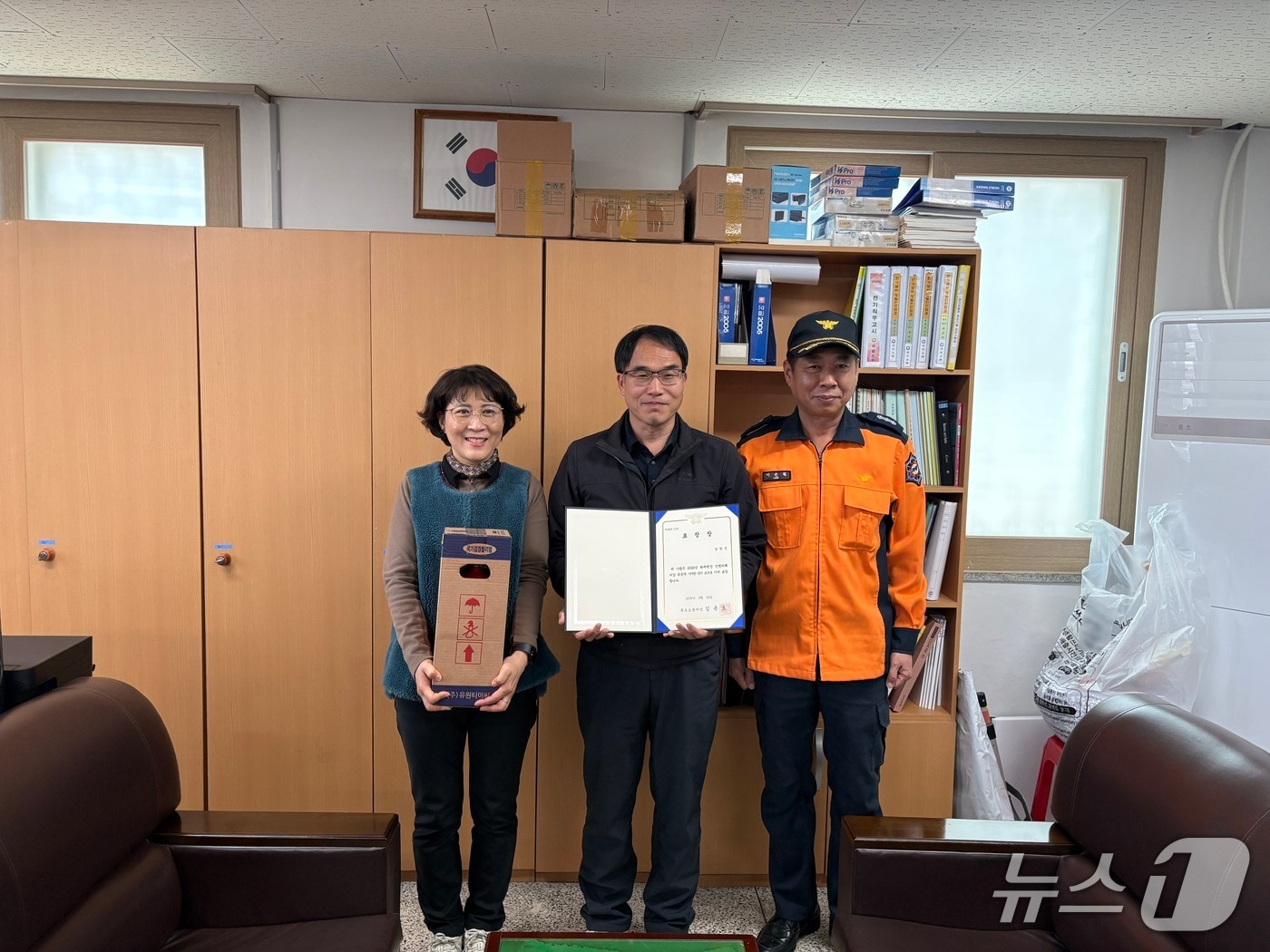 지난달 26일 전남소방본부가 목포 화재 현장에서 초기 대응으로 피해 확산을 막은 시민 3명에게 소방서장 표창을 수여했다. (전남소방본부 제공. 재판매 및 DB 금지)