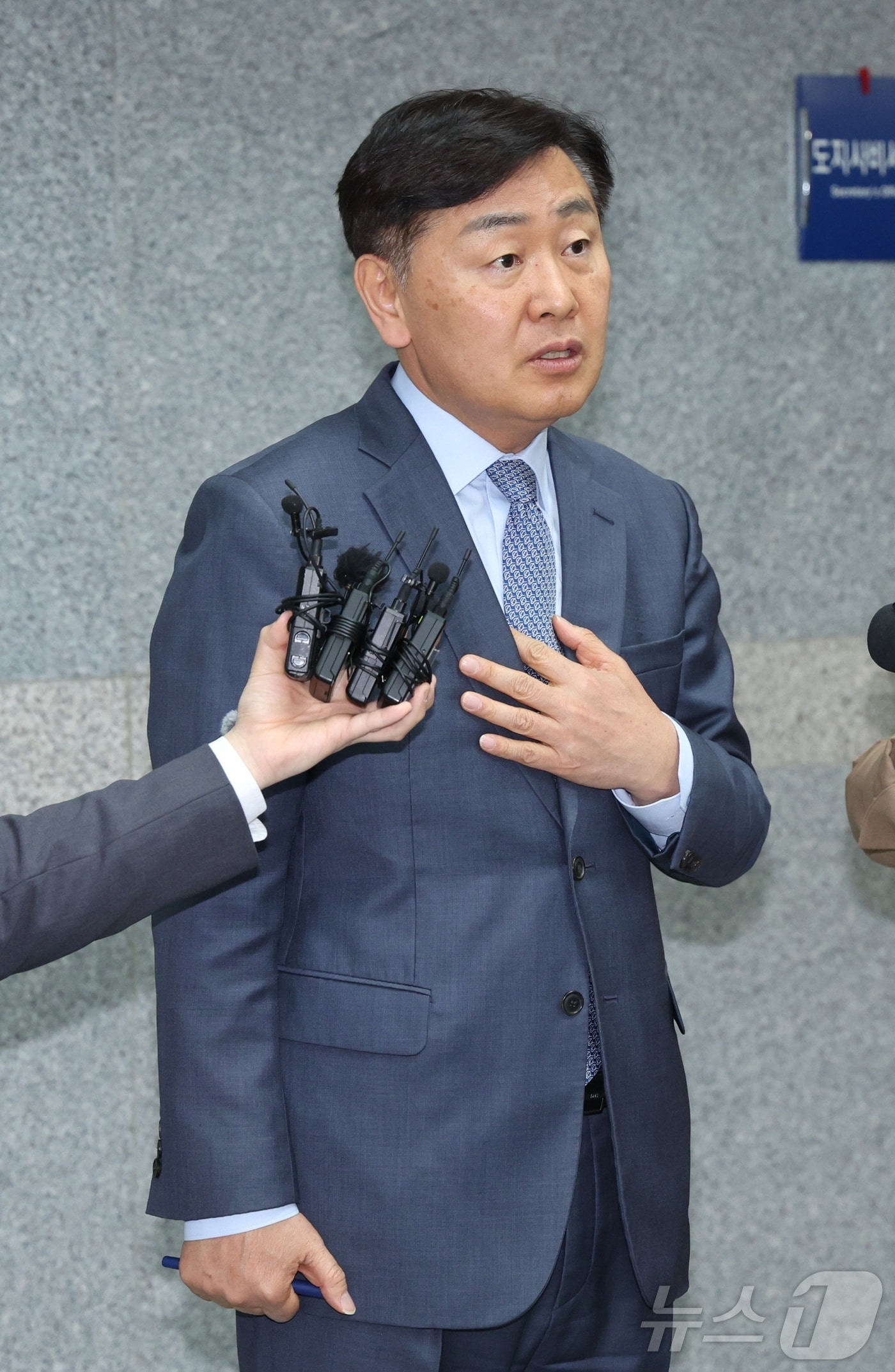 김관영 전북특별자치도지사가 1일 전북 전주시 전북특별자치도청 도지사실 앞에서 취재진의 돈 봉투 의혹 관련 질의에 답변을 하고 있다. 2026.4.1 ⓒ 뉴스1 유경석 기자