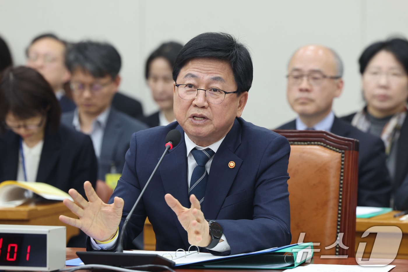 최교진 교육부 장관이 1일 서울 여의도 국회에서 열린 교육위원회 전체회의에서 의원 질의에 답변하고 있다. 2026.4.1 ⓒ 뉴스1 신웅수 기자