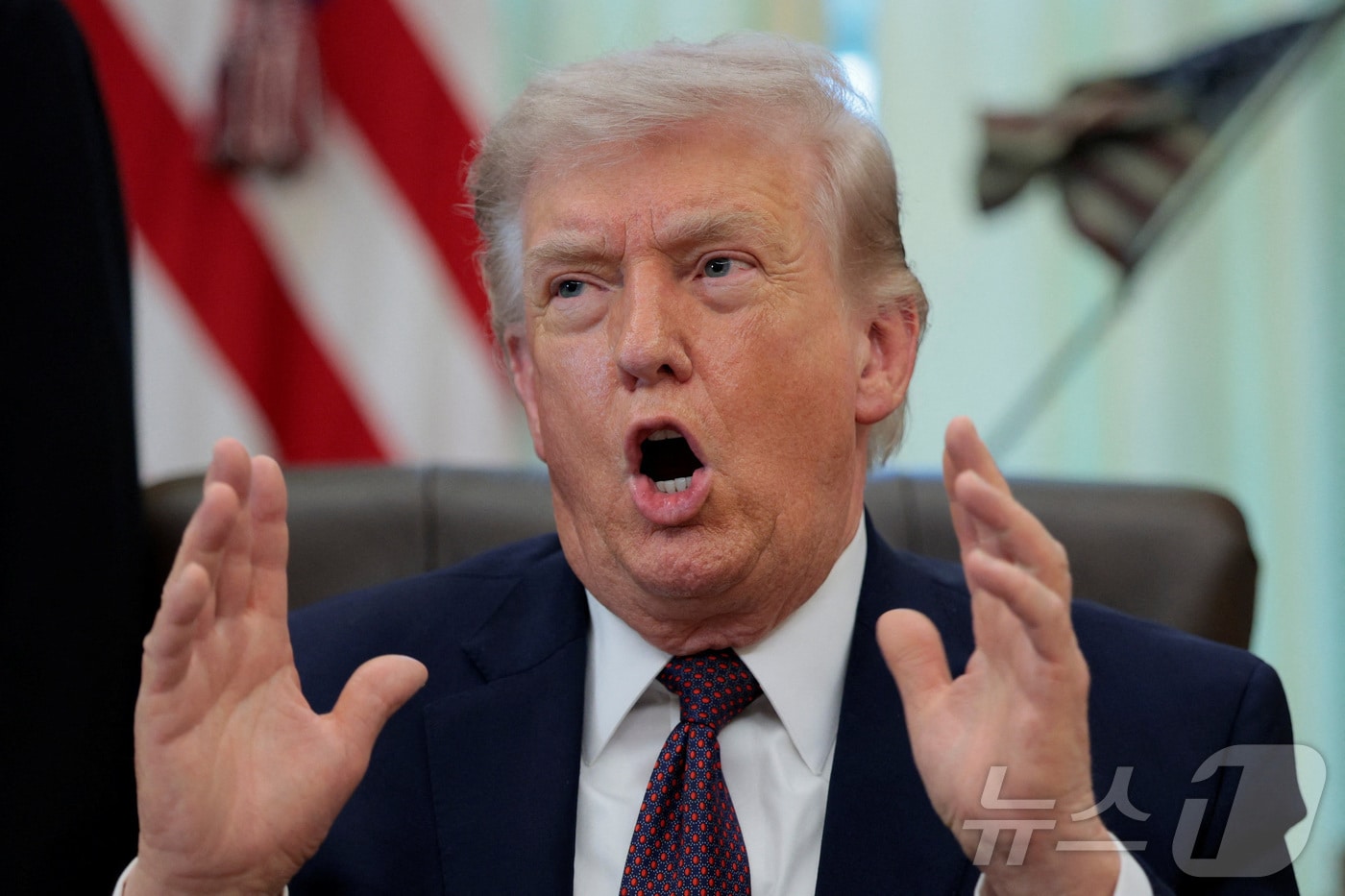 도널드 트럼프 미국 대통령이 31일(현지시간) 워싱턴 D.C. 백악관 오벌오피스(집무실)에서 우편 투표 관련 행정명령 서명식 도중 발언하고 있다. 2026.03.31 ⓒ 로이터=뉴스1