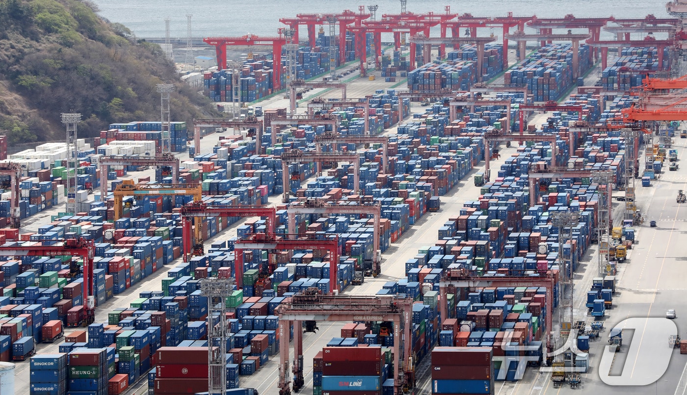 지난달 31일 부산항 신선대부두와 감만부두 야적장의 컨테이너 모습.2026.4.1 ⓒ 뉴스1 윤일지 기자