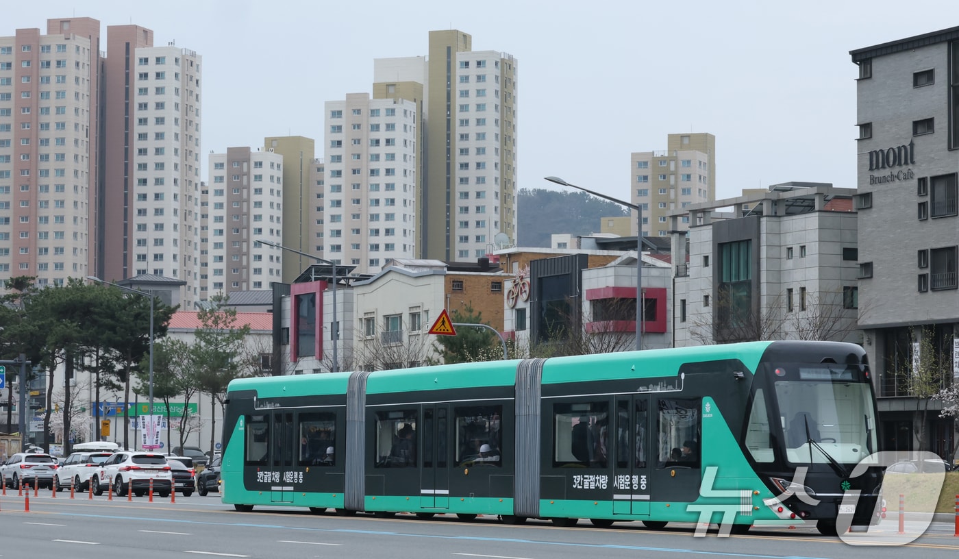 1일 대전 서구 도안동 호수공원 일원에서 전국 최초 도입을 앞둔 3칸 굴절차량이 시범운행을 하고 있다. 3칸 굴절차량은 넓은 실내 공간과 최대 230명까지 수송이 가능한 대용량 교통수단으로, 혼잡한 출퇴근 시간대에도 쾌적한 대중교통환경을 제공할 수 있다. 또한 저상형 구조로 설계돼 노약자와 어린이 등 교통약자도 편리하게 이용할 수 있는 것이 특징이다. 시는 전용차로 및 차고지 등 기반 시설 구축 일정에 맞춰 올해 10월까지 단계적으로 개통할 계획이다. 2026.4.1 ⓒ 뉴스1 김기태 기자