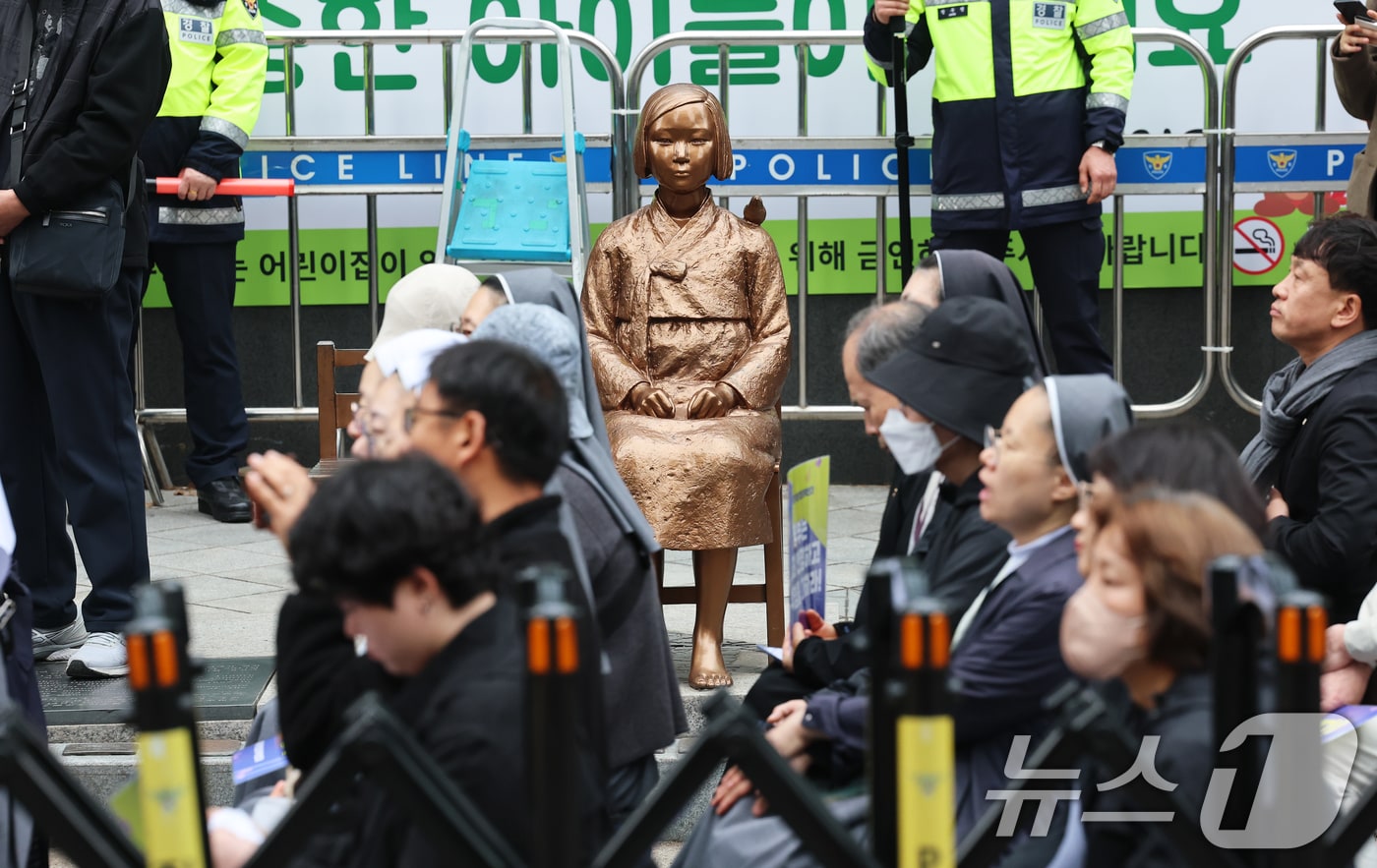 1일 서울 종로구 옛 주한 일본대사관 앞에서 제1746차 일본군 성노예제 문제해결을 위한 정기 수요시위가 열리고 있다. 경찰은 이날 시위에 앞서 위안부 모욕시위 등으로 소녀상 보호를 위해 설치한 바리케이드를 6년 여 만에 철거했다. 2026.4.1 ⓒ 뉴스1 오대일 기자