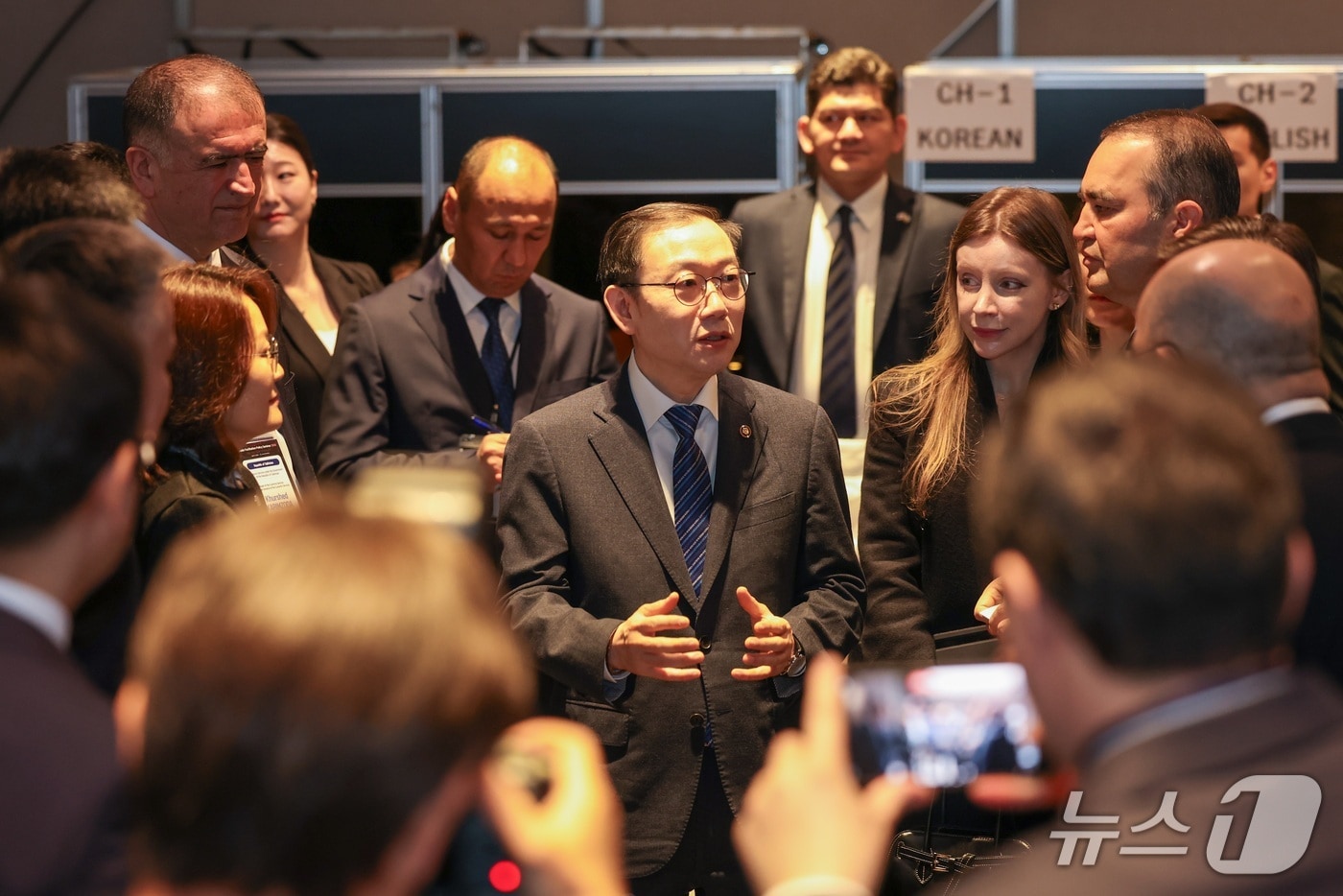 이명구 관세청장이 ‘무역원활화 정책세미나’에서 9개국 관세당국 참석자들과 이야기를 나누고 있다. (관세청 제공.재판매 및 DB금지)/뉴스1