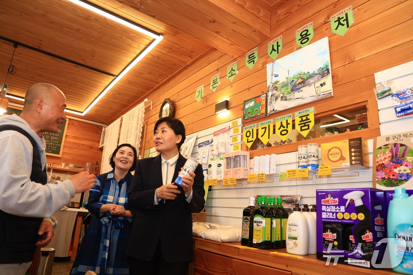 송미령 농림축산식품부 장관이1일 농어촌 기본소득 시범사업 지역 중 한 곳인 충북 옥천군을 찾았다. 송 장관은 옥천군 안남면의 한 협동조합 운영 판매장에서 현장 간담회를 진했다. (농식품부 제공) /2026.4.1/