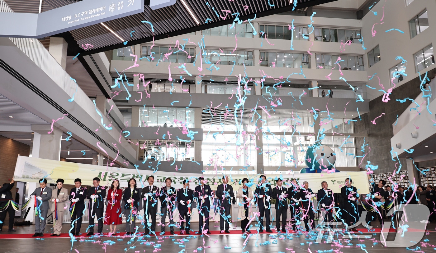 정근식 서울시교육감 등 참석자들이 1일 오후 서울 용산구 서울시교육청 신청사 개청식에서 테이프커팅을 하고 있다. 2026.4.1 ⓒ 뉴스1 구윤성 기자