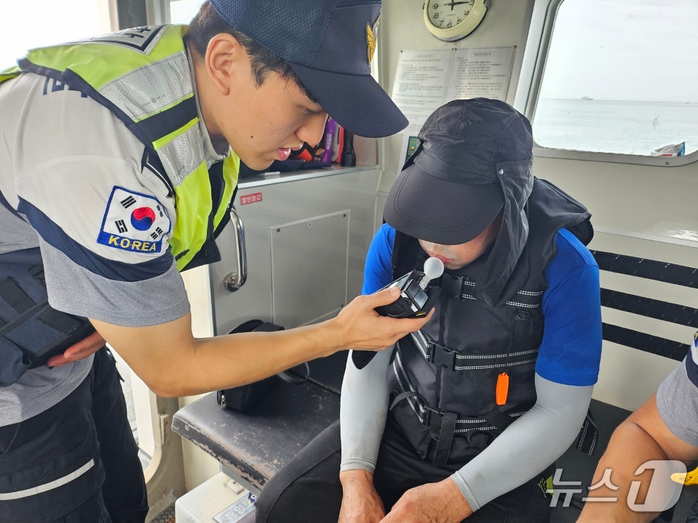  평택해경 소속 경찰관이 운항자 대상 음주측정을 하고 있다.(평택해경 제공)