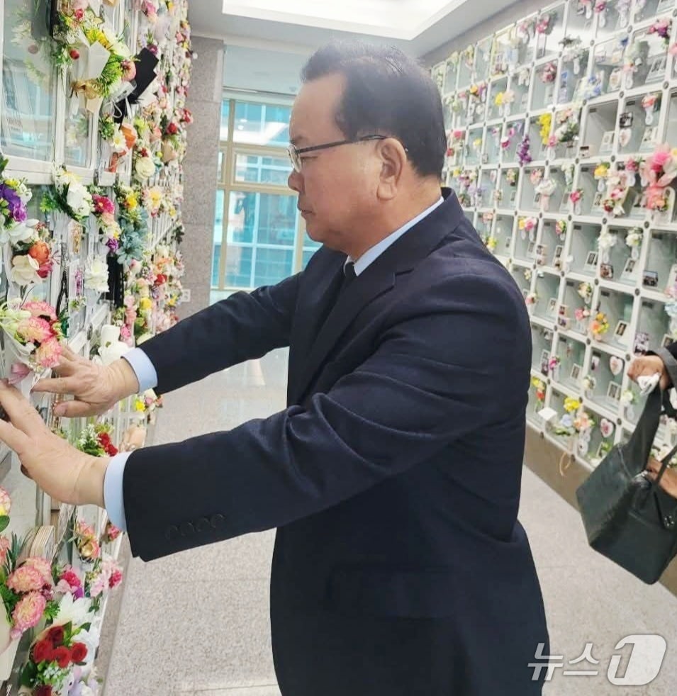 김부겸 전 국무총리는 1일 "이제 당신의 목소리는 들을 수 없지만 아버지가 사랑했던 대구 시민들의 눈동자 속에서 당신의 뜻을 찾으려 한다"고 말했다. 사진은 김 전 총리 페이스북 갈무리. (재판매 및 DB 금지)/뉴스1