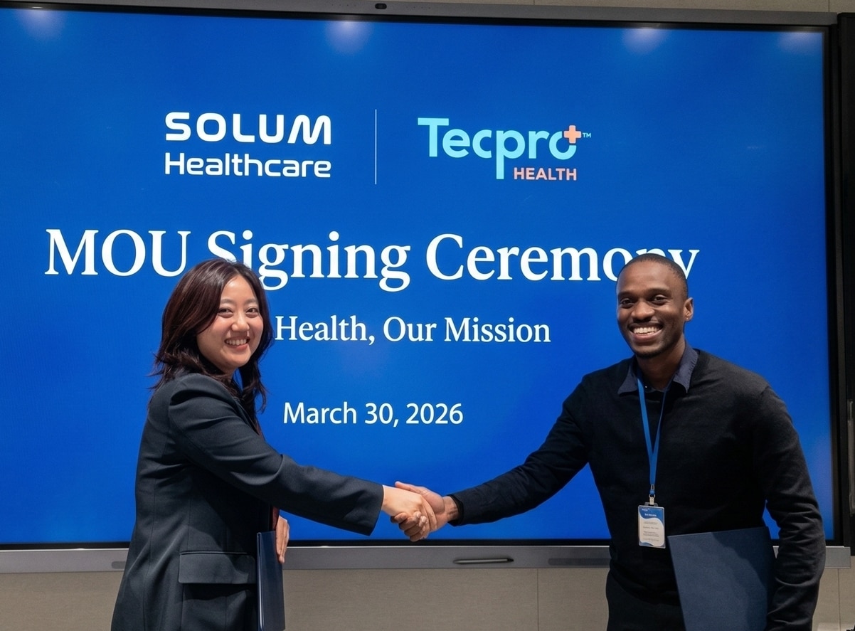 김지희 솔루엠헬스케어 대표이사(왼쪽), 룽가 마카예(Lunga Makhaye) 테크프로 헬스 디렉터가 MOU 체결 후 기념 촬영을 하고 있다. (솔루엠헬스케어 제공)