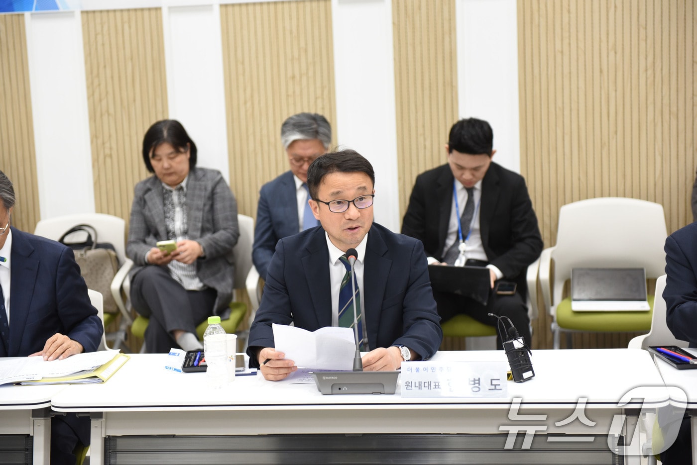 더불어민주당 한병도 원내대표와 중동전쟁 경제대응특위가 1일 여수산단을 방문해 정부, 기업관계자와 간담회를 진행하고 있다. 2026.4.1 ⓒ 뉴스1 김성준 기자