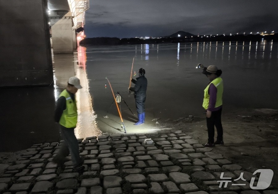 고양시 단속반이 한강공원에서 낚시 행위에 대해 단속을 벌이고 있다. (고양시 제공, 재판매 및 DB금지)